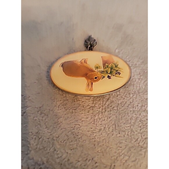 Vtg 1999 Marjolein Bastin Oval Rabbit Bunny Pewter Pin Brooch Leaf Charm Signed - Picture 5 of 12